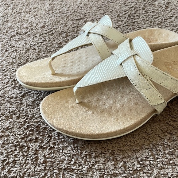 Vionic Cream Sandals with Crisscross Straps Women’s 8 - Picture 9 of 9